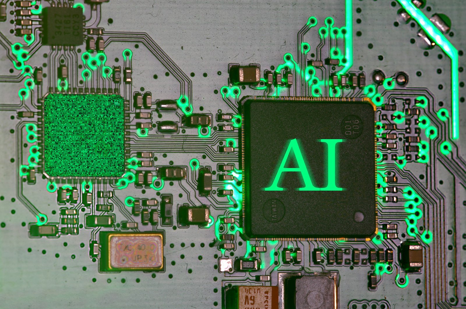 Close de uma placa de circuito com chip iluminado em verde escrito AI